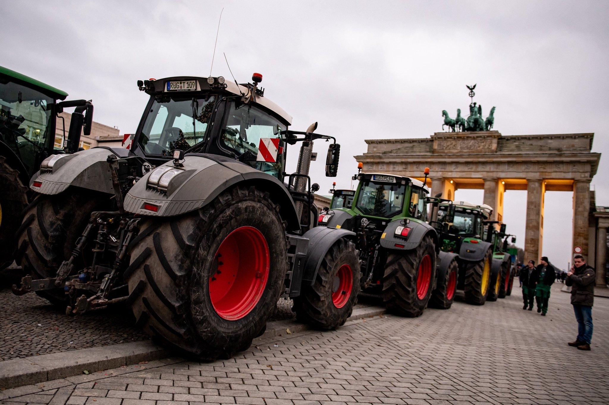 18.12.2023, Berlin: Landwirte nehmen mit Traktoren auf einer Demonstration des Deutschen Bauernverbandes unter dem Motto «Zu viel ist zu viel! Jetzt ist Schluss!» vor dem Brandenburger Tor teil. Anlass sind die Pläne der Bundesregierung, den Agrardiesel und die Kfz-Steuerbefreiung für die Land- und Forstwirtschaft zu streichen.