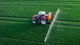 Ein Landwirt spritzt eine Getreidefeld großflächig mit Pflanzenschutzmittel (Symbolbild). | Bild:picture alliance / Countrypixel | FRP