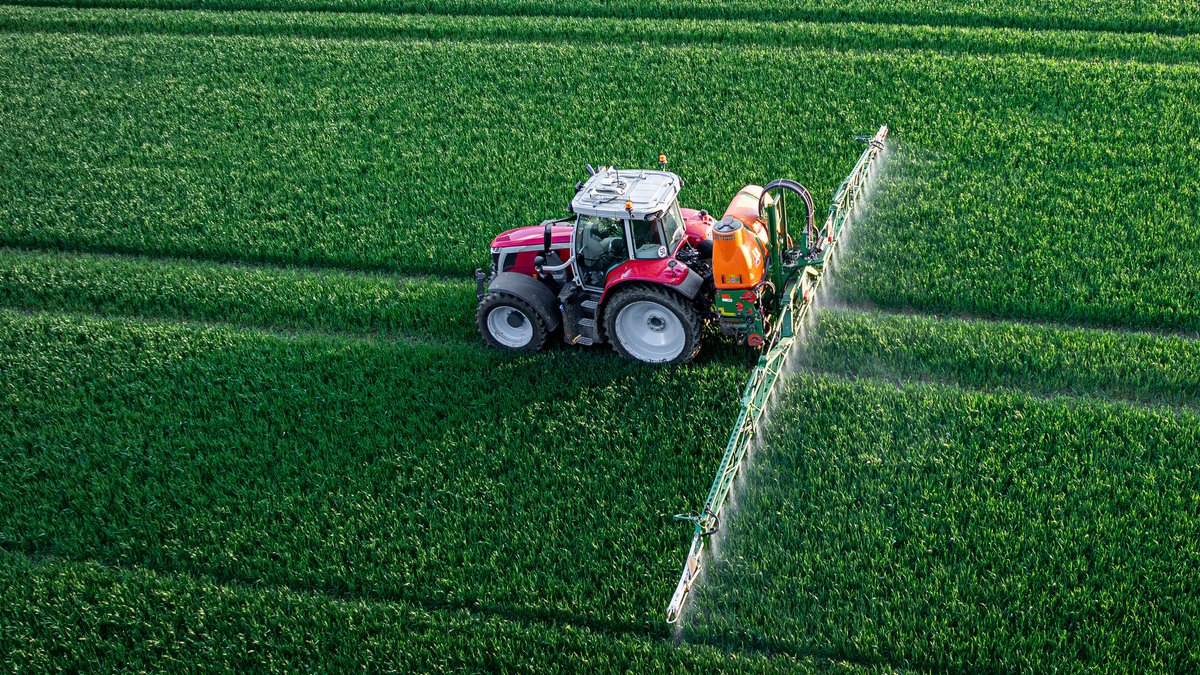 Ein Landwirt spritzt eine Getreidefeld großflächig mit Pflanzenschutzmittel (Symbolbild).