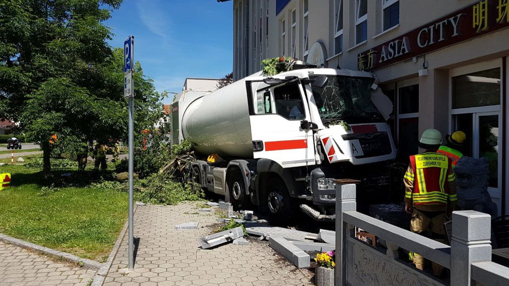 todlicher unfall mit mullfahrzeug in obernburg br24