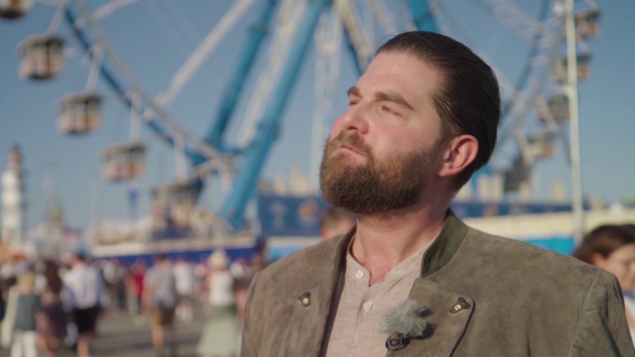 Der Schriftsteller Bernhard Heckler im Trachtenjanker auf der Wiesn