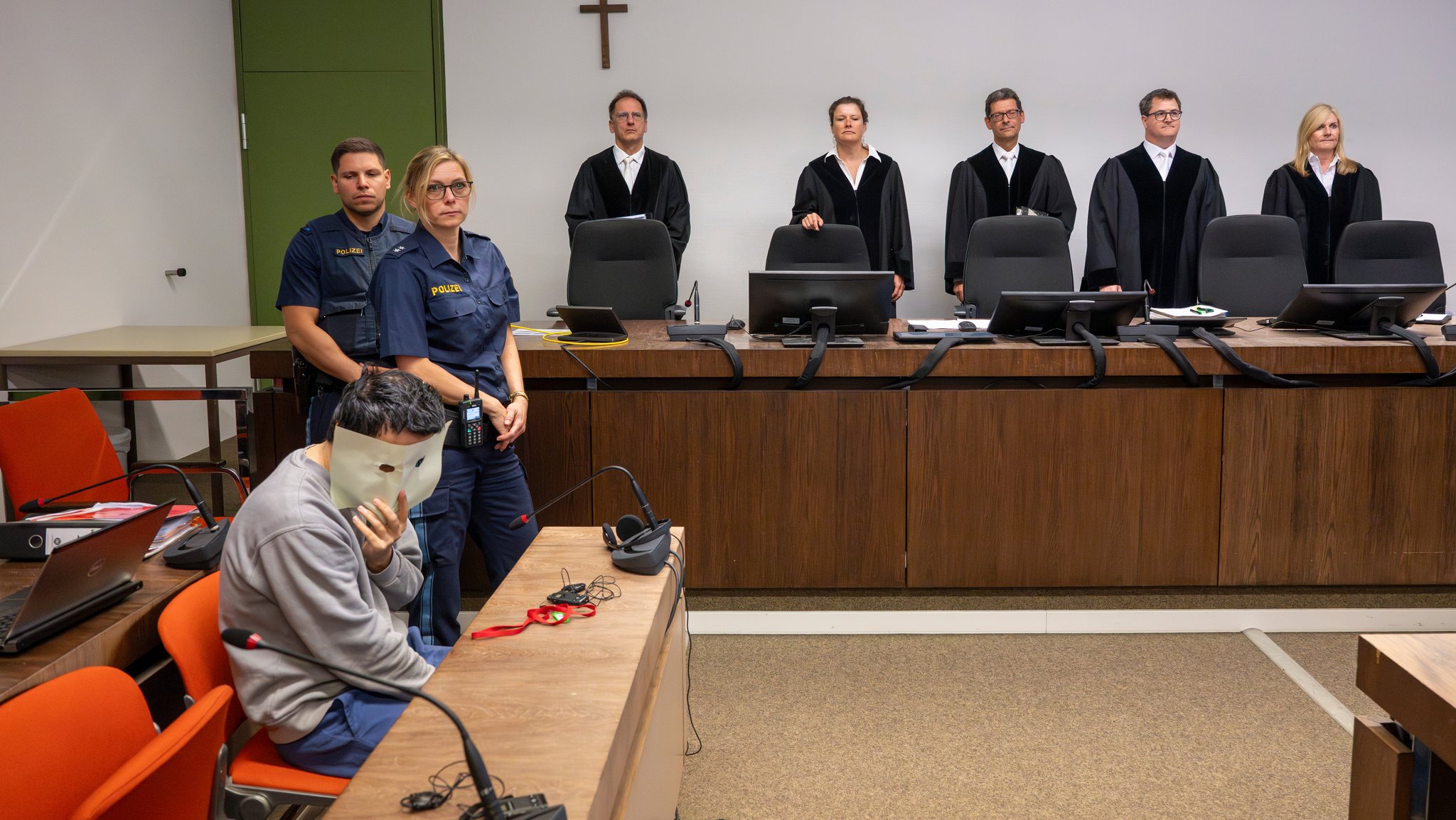 (Archivbild) Der Angeklagte (vorne l.) sitzt zum Prozessauftakt auf seinem Platz im Gerichtssaal des OLG München. (Archivbild) | Bild: pa/dpa/ Peter Kneffel (Archivbild) Der Angeklagte (vorne l.) sitzt zum Prozessauftakt auf seinem Platz im Gerichtssaal des OLG München. (Archivbild)