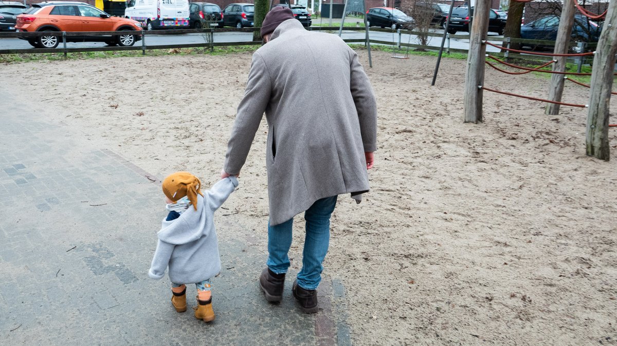 Archivbild: Ein Vater spielt mit seinem Kind auf einem Spielplatz