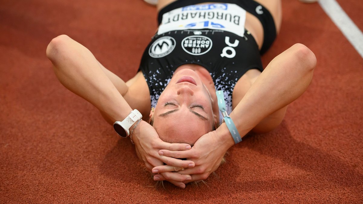 Sprinterin Alexandra Burghardt (LG Gendorf Wacker Burghausen) erschöpft im Ziel nach ihrem Sieg bei den Finals 2023.