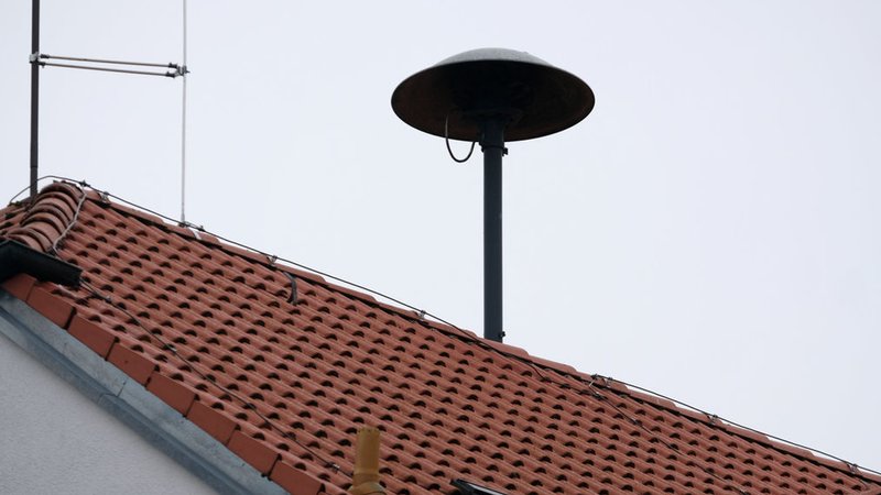 Eine Sirene auf dem Dach eine Hauses. | Bild: dpa-Bildfunk/Stephan Jansen Eine Sirene auf dem Dach eine Hauses.