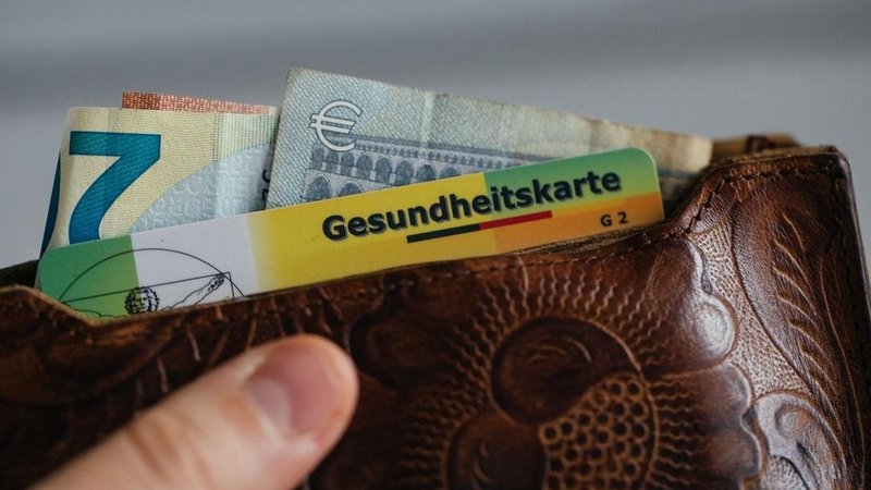 Geldbeutel mit Gesundheitskarte. | Bild: BR/Julia Müller Geldbeutel mit Gesundheitskarte.