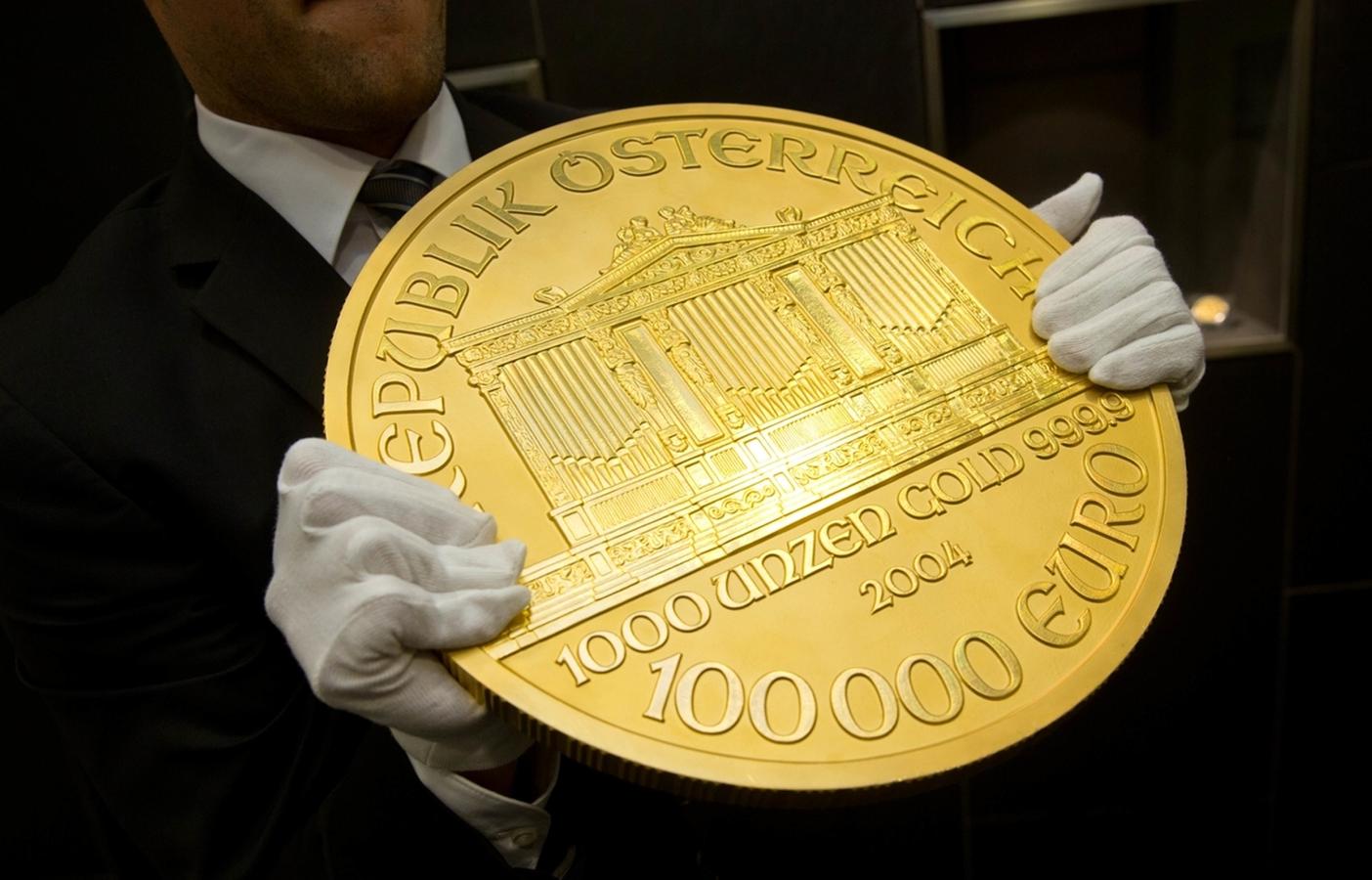 1000 золота в долларах. Золотая монета «Австрийская филармония». Золотые монеты 100 USD Liberty. Австрийская монета 100000 евро. Са ая большая Золотая монета.