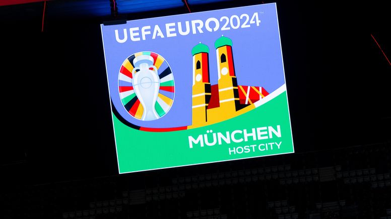 Das Logo der UEFA Euro 2024 für die "Host City" München ist auf einer Anzeigetafel in die Allianz Arena zu sehen.  | Bild:picture alliance/dpa | Sven Hoppe