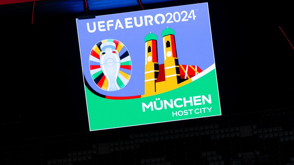 Das Logo der UEFA Euro 2024 für die "Host City" München ist auf einer Anzeigetafel in die Allianz Arena zu sehen. 