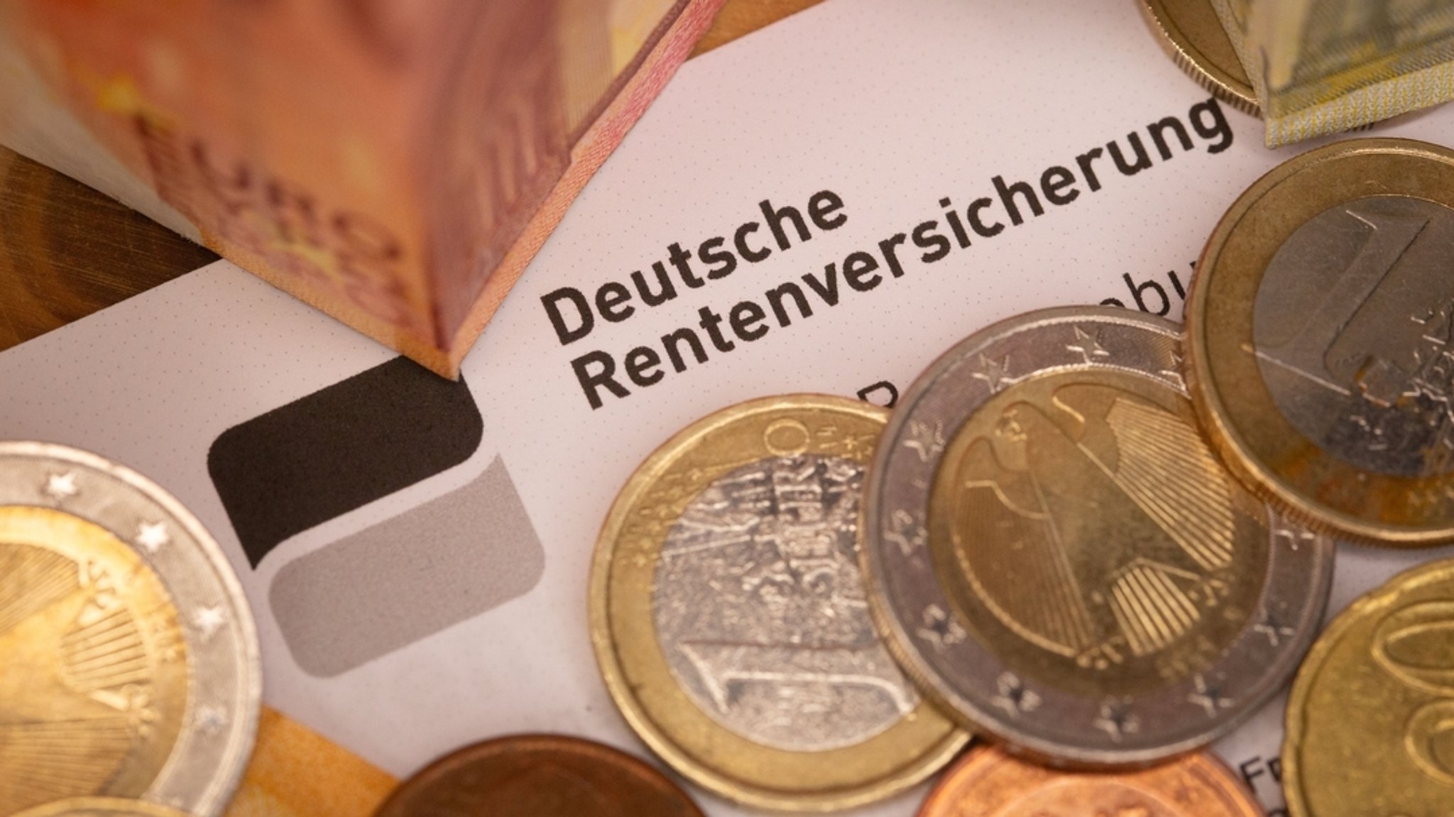 Geldscheine und Münzen auf einem Bescheid der Deutschen Rentenversicherung | Bild: dpa-Bildfunk/Fernando Gutierrez-Juarez Geldscheine und Münzen auf einem Bescheid der Deutschen Rentenversicherung