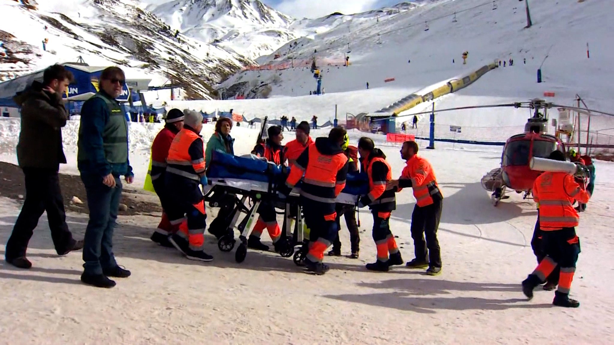 Rettungshubschrauber im Einsatz: Viele Verletzte bei Skilift-Unfall in spanischem Skigebiet Astún 