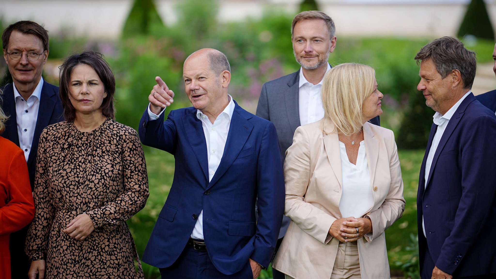 Kanzler Olaf Scholz (M.) und ein Teil seines Kabinetts bei der Klausurtagung vor dem Schloss Meseberg. 