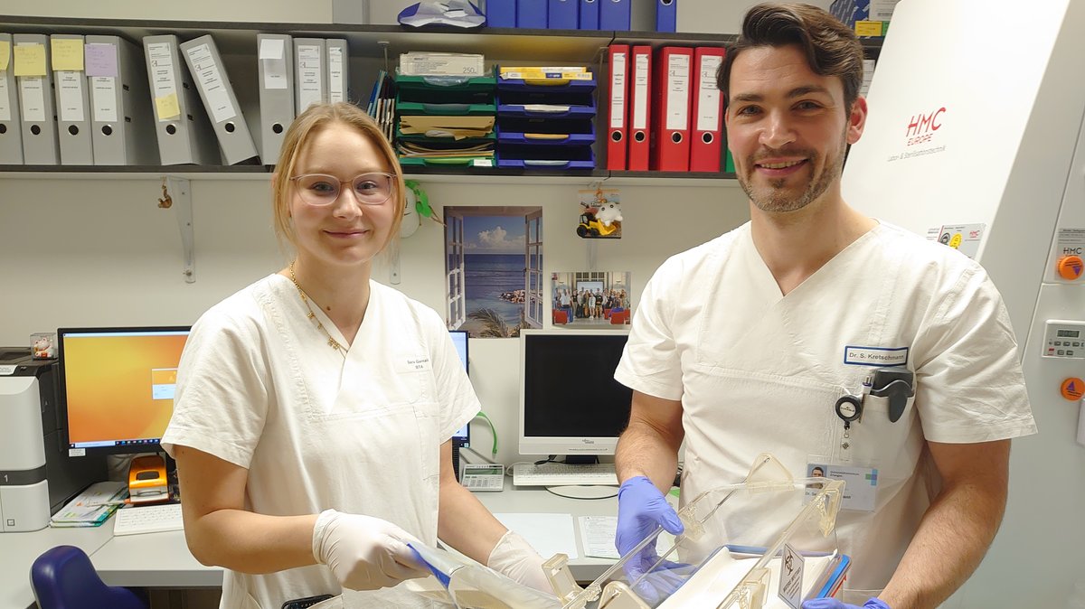 Dr. Sascha Kretschmann und BTA Sara Gamali prüfen neben dem Labor die Qualität der Infusion mit CAR-T-Zellen.