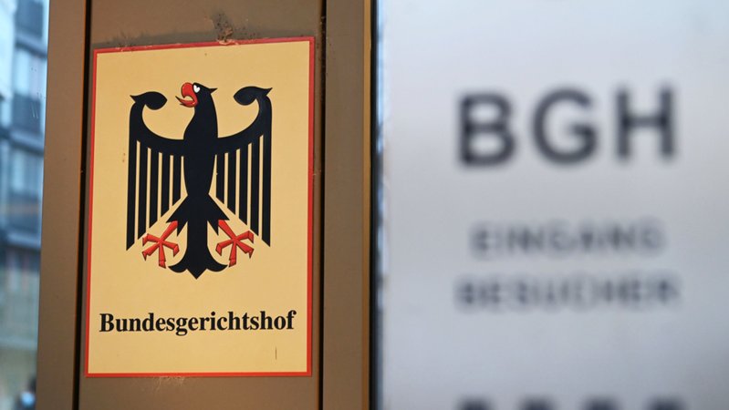 Baden-Württemberg, Karlsruhe: Ein Hinweisschild mit Bundesadler und dem Schriftzug Bundesgerichtshof, aufgenommen vor dem Bundesgerichtshof.
