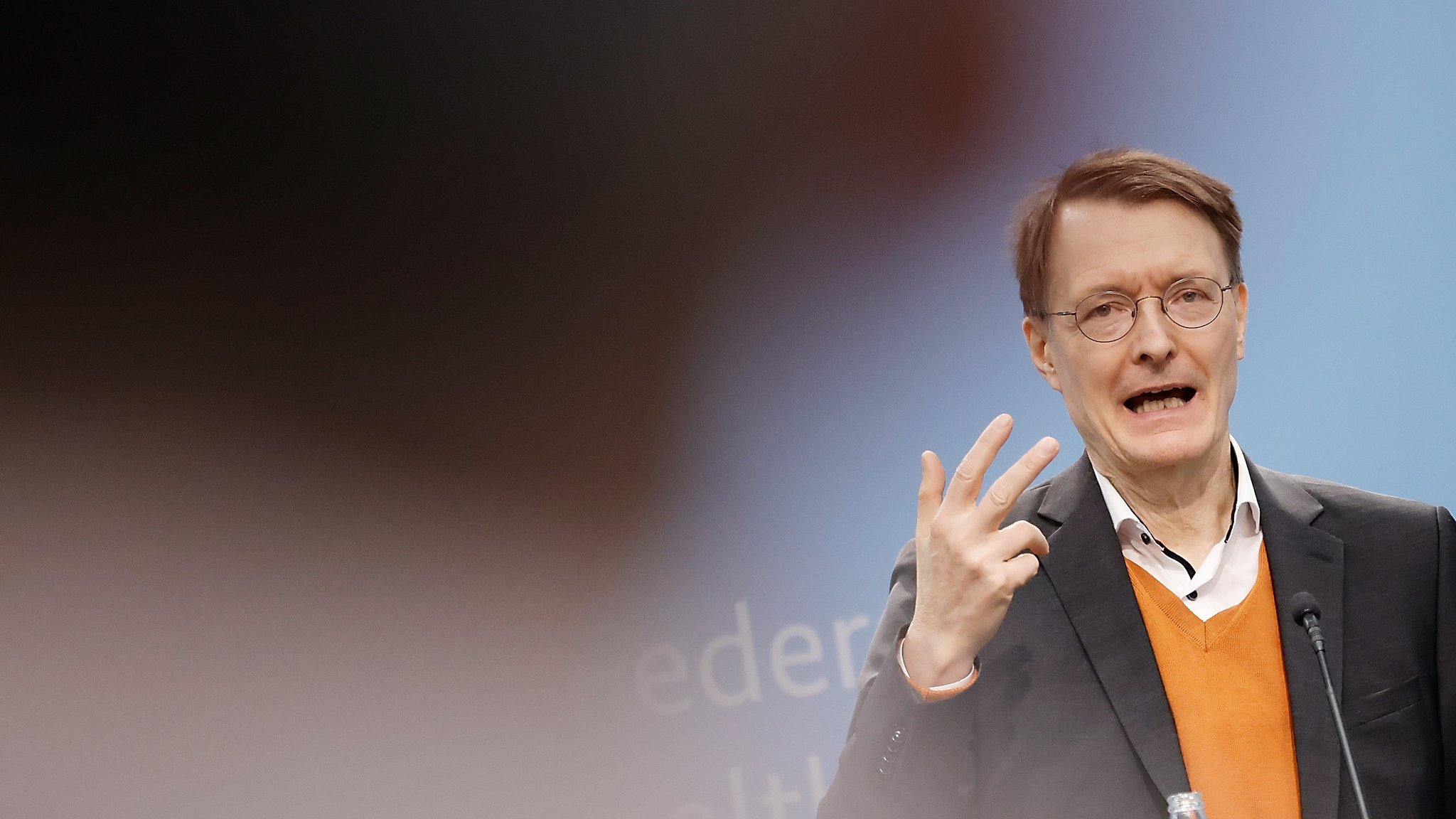 Karl Lauterbach, Bundesgesundheitsminister, spricht auf einer Pressekonferenz.