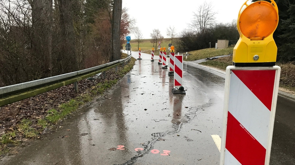 Absperrung auf einer abgesackten Straße im Nördlinger Ries. Ursache für die Schäden ist ein Meteoriteneinschlag vor 15 Millionen Jahren.