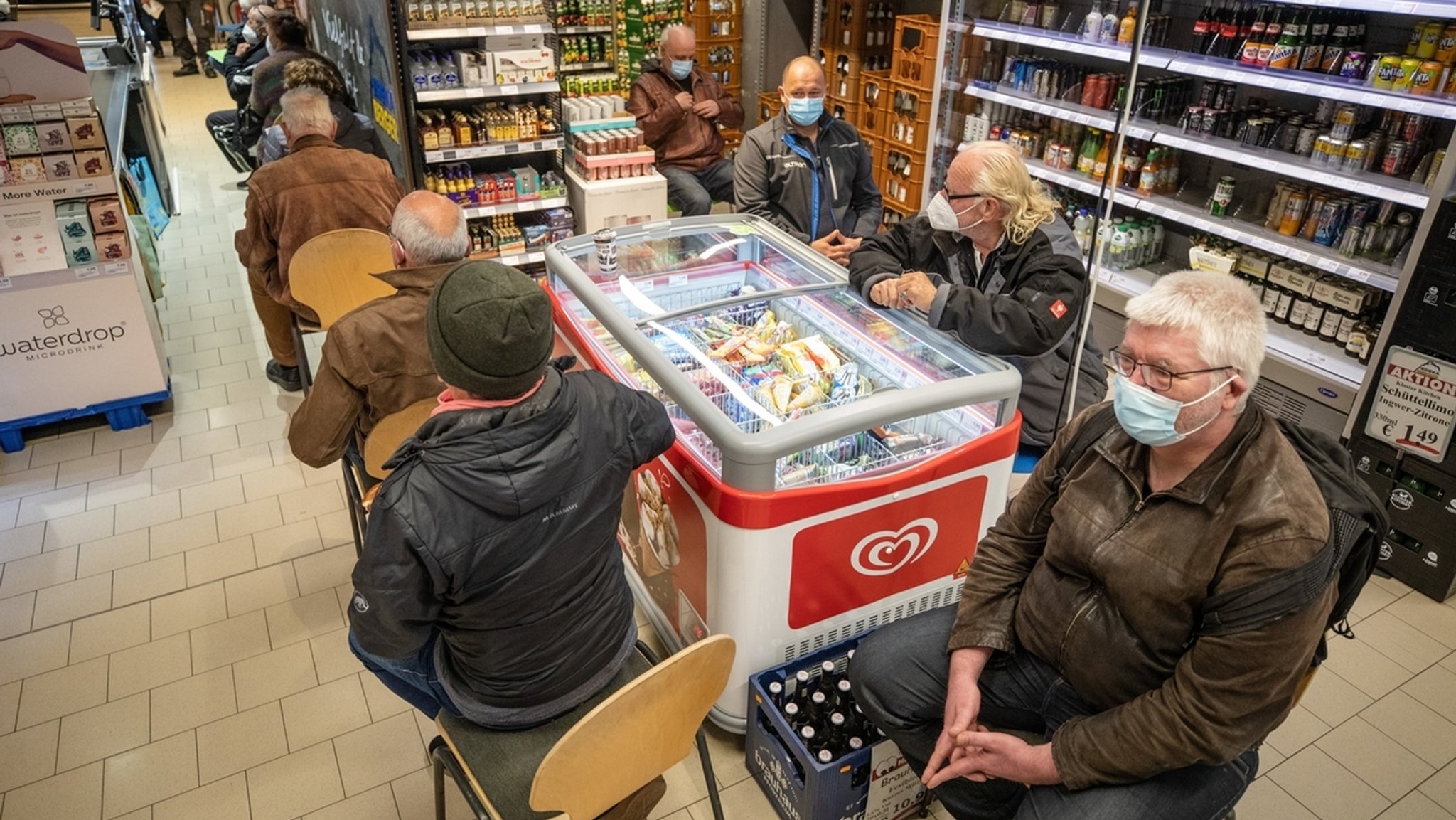 Menschen warten in einem Supermarkt auf ihre Impfung mit dem Astrazeneca-Vakzin.