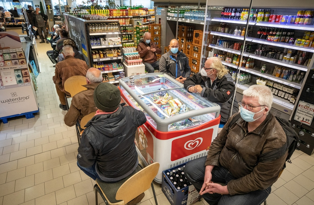 Menschen warten in einem Supermarkt auf ihre Impfung mit dem Astrazeneca-Vakzin.