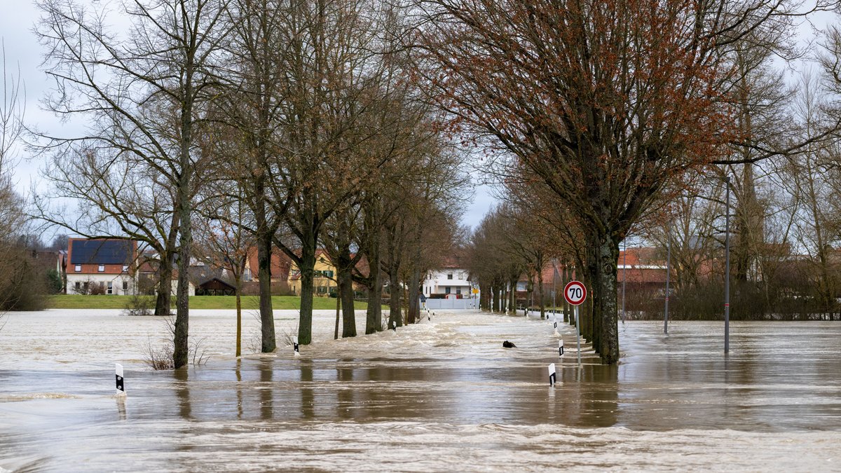Eine Straße bei Ebing im Landkreis Bamberg steht unter Wasser. 
