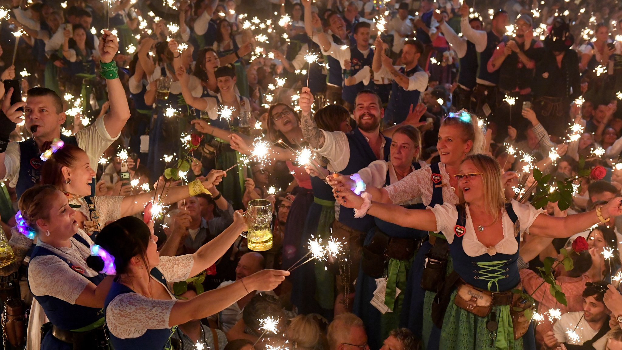 Bedienungen feiern mit Wunderkerzen beim Kehraus im Hofbräuzelt auf der Theresienwiese. | Bild: picture alliance/dpa | Felix Hörhager Bedienungen feiern mit Wunderkerzen beim Kehraus im Hofbräuzelt auf der Theresienwiese.