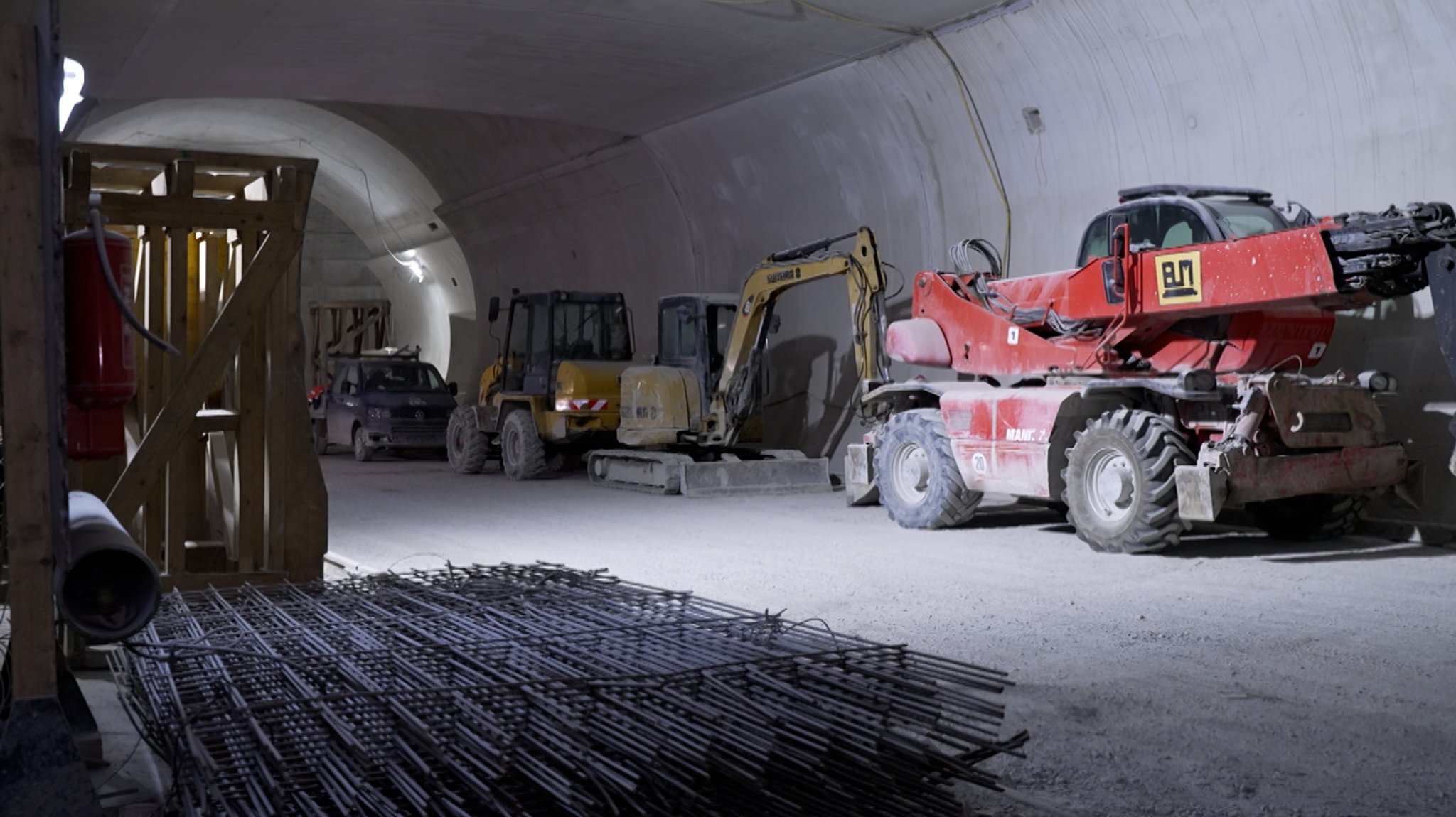 Tunnelbaumaschinen stehen im Kramertunnel.