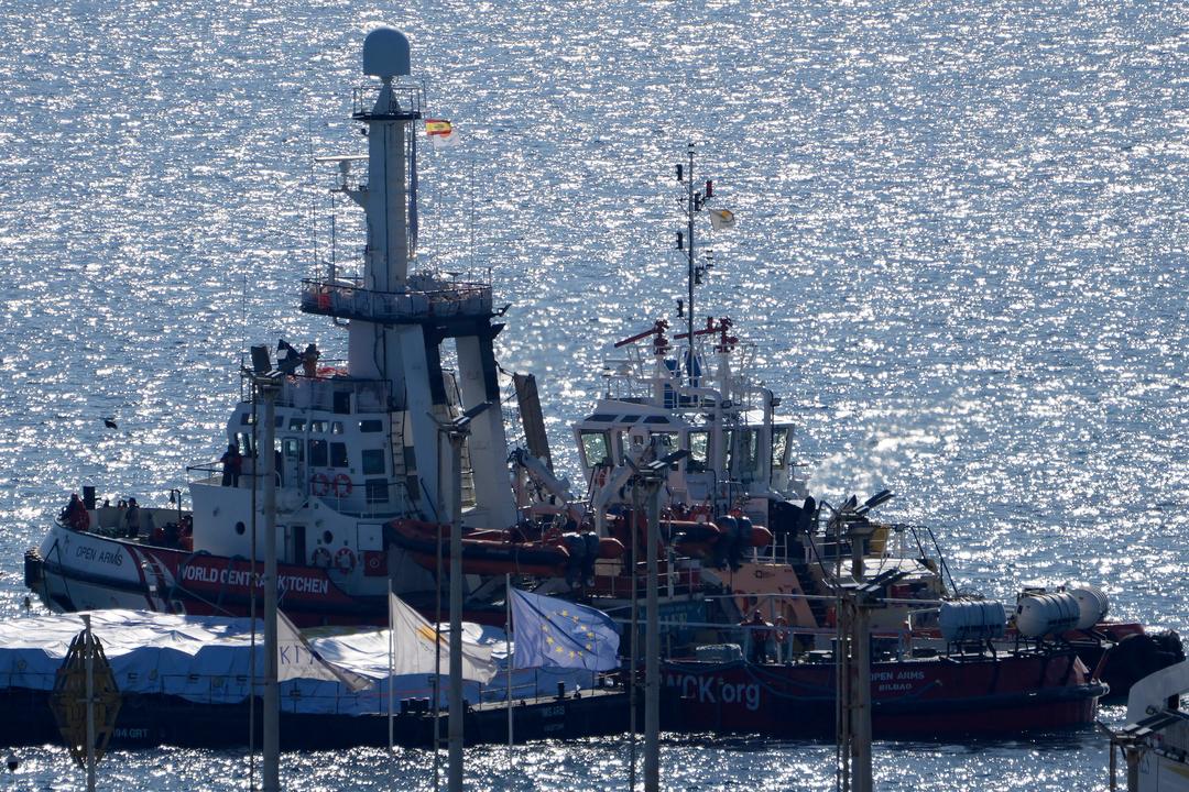 Ein Schiff  der Hilfsorganisation Open Arms verlässt den Hafen der Stadt Larnaca