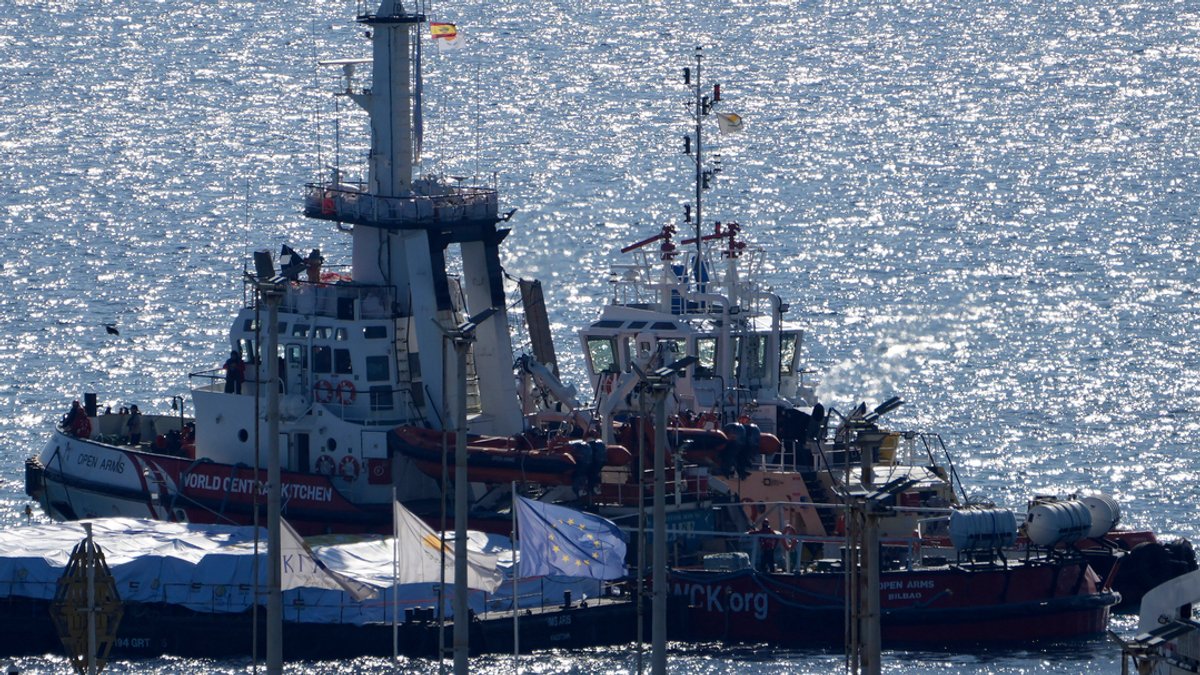 Ein Schiff  der Hilfsorganisation Open Arms verlässt den Hafen der Stadt Larnaca