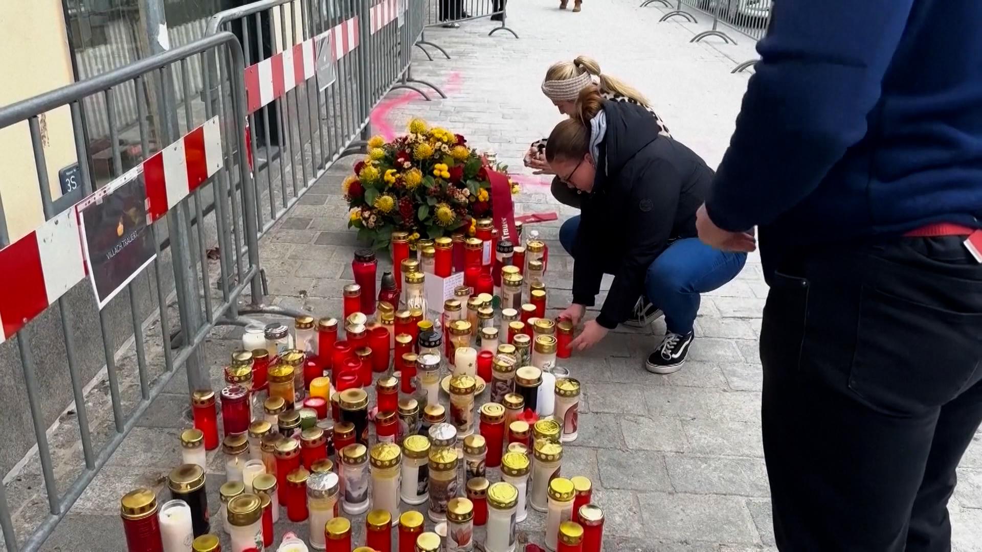 Menschen haben zum Gedenken an die Opfer Kerzen am Ort des Attentats aufgestellt.