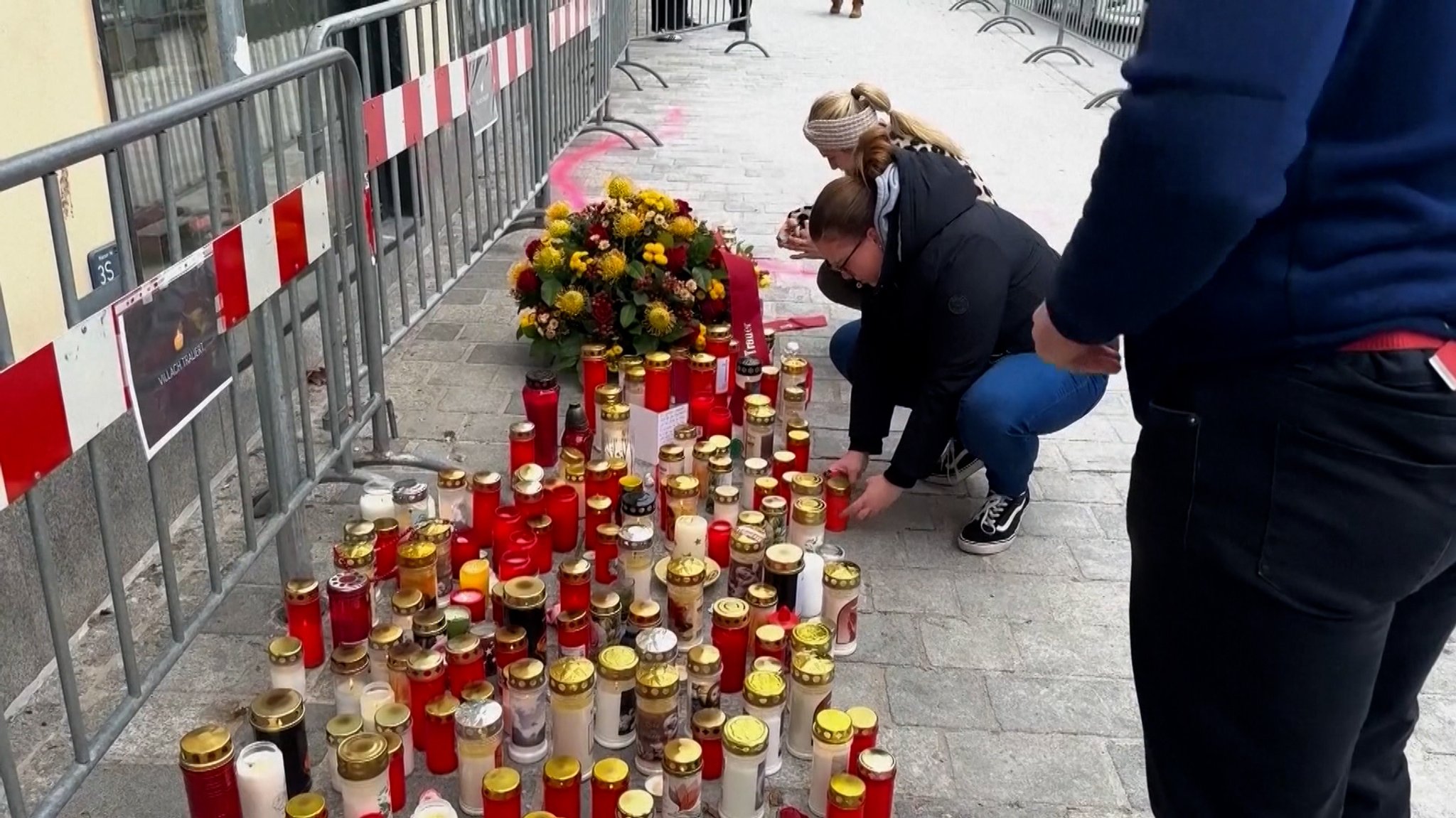 Menschen haben zum Gedenken an die Opfer Kerzen am Ort des Attentats aufgestellt.