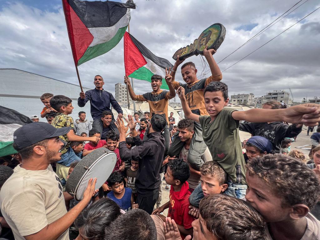 Palästinenser feiern im Lager Nusairat nach der Bekanntgabe, dass Israel und die Hamas der ersten Phase eines Friedensplans zur Unterbrechung der Kämpfe zugestimmt haben.