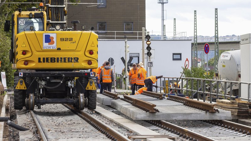 Symbolbild: Schienenbaustelle | Bild: picture alliance / imageBROKER | Arnulf Hettrich Symbolbild: Schienenbaustelle