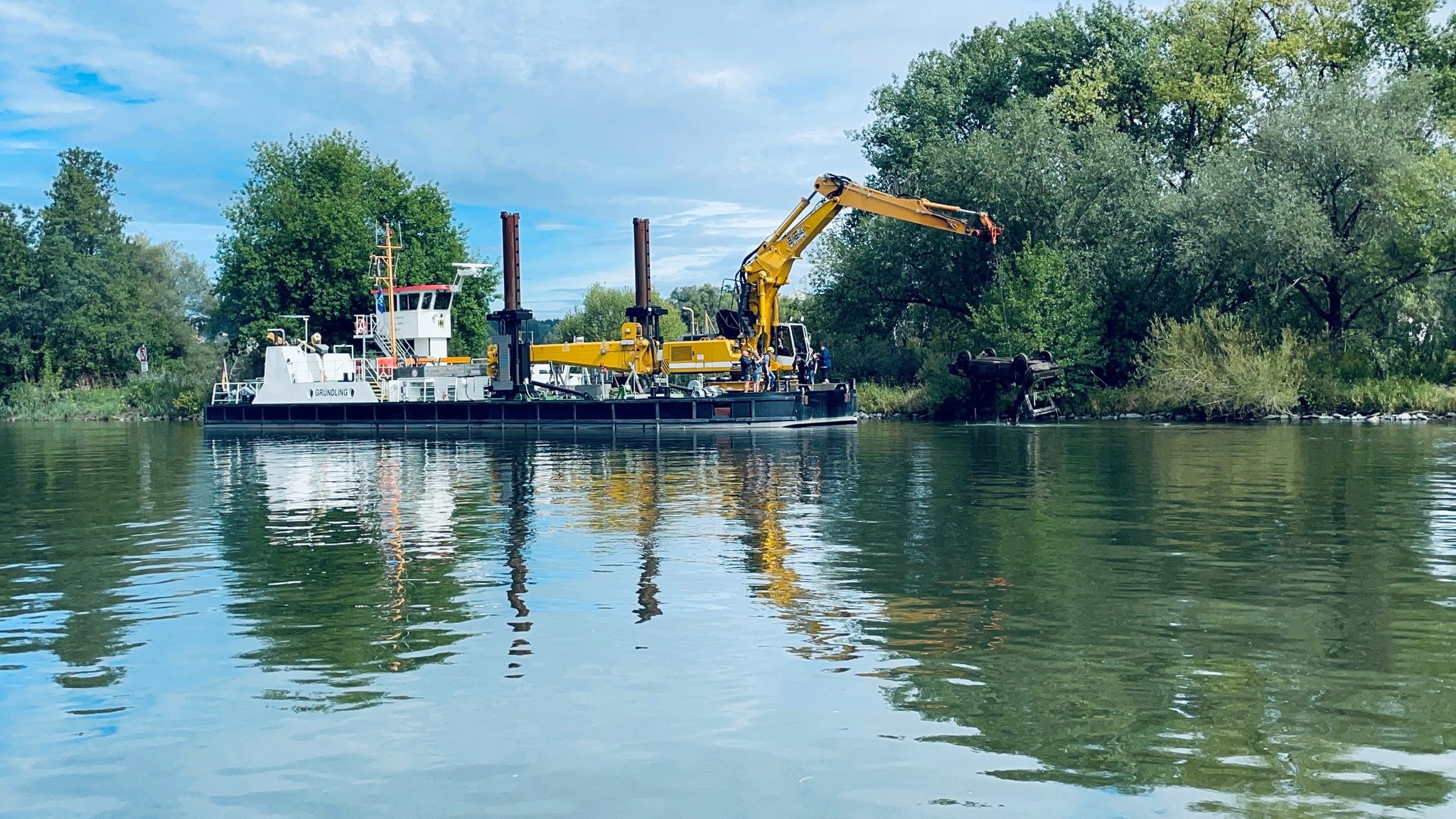 Das Arbeitsschiff zieht das Wrack aus dem Wasser