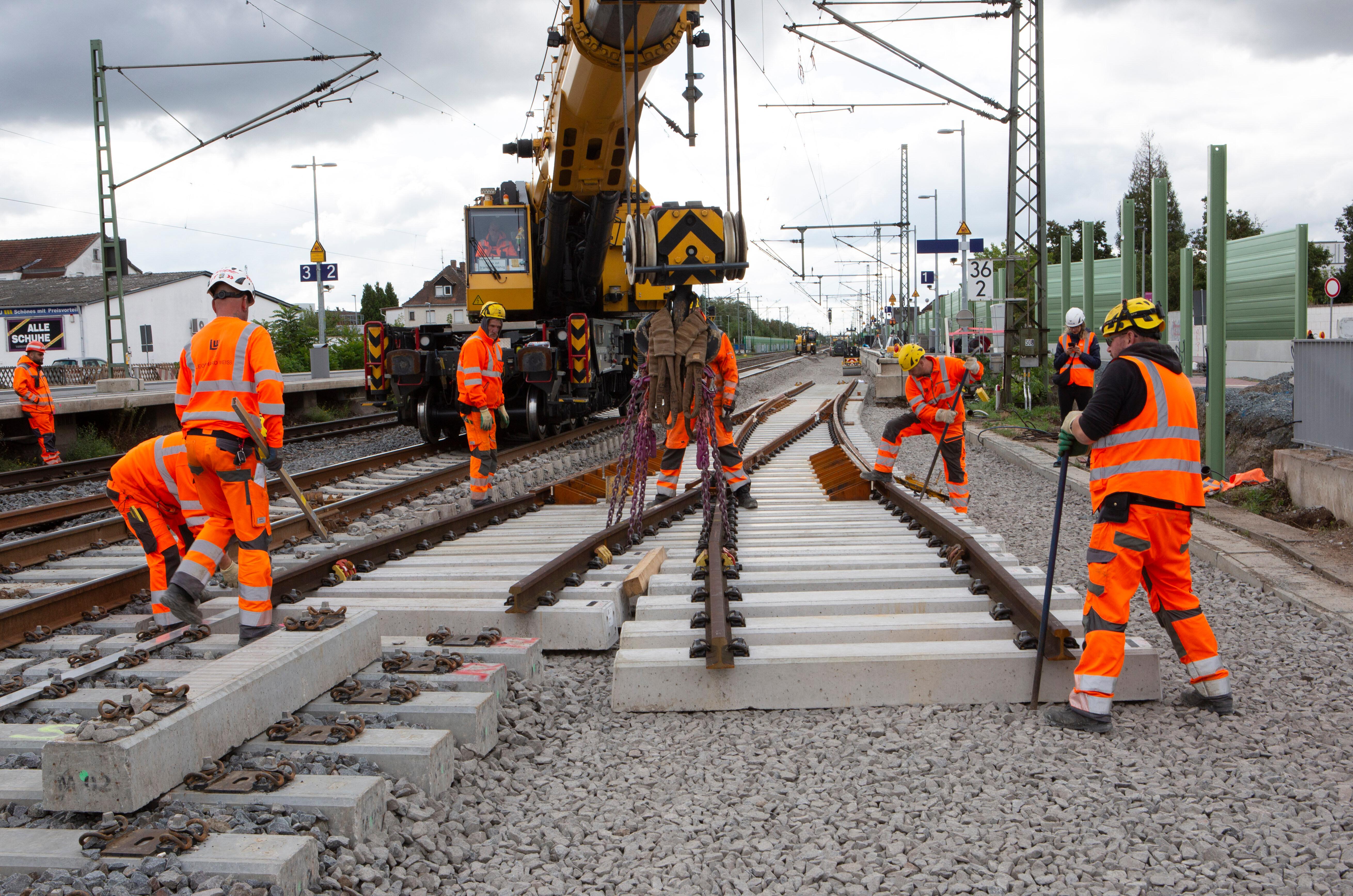 Sanierung der Riedbahn in Gernsheim, Foto vom 14.09.2024: Bauarbeiter arbeiten an einer neu verlegten Bahnweiche auf Betonschwellen.