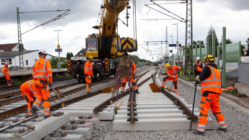 Sanierung der Riedbahn in Gernsheim, Foto vom 14.09.2024: Bauarbeiter arbeiten an einer neu verlegten Bahnweiche auf Betonschwellen. | Bild: picture alliance / Ulrich Baumgarten | Ulrich Baumgarten Sanierung der Riedbahn in Gernsheim, Foto vom 14.09.2024: Bauarbeiter arbeiten an einer neu verlegten Bahnweiche auf Betonschwellen.