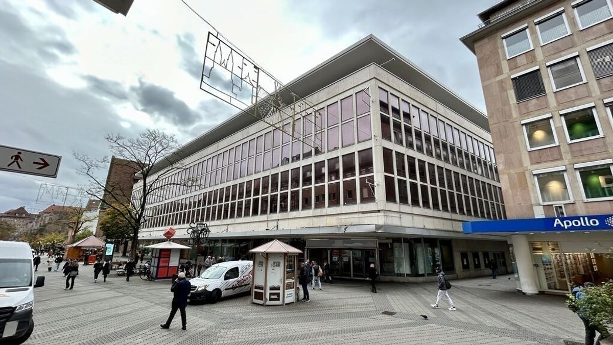 Die Galeria Kaufhof-Filiale in der Nürnberger Königsstraße steht seit längerer Zeit leer. Das Gebäude ist denkmalgeschützt, da es für Wiederaufbau und Wirtschaftswunder steht. 