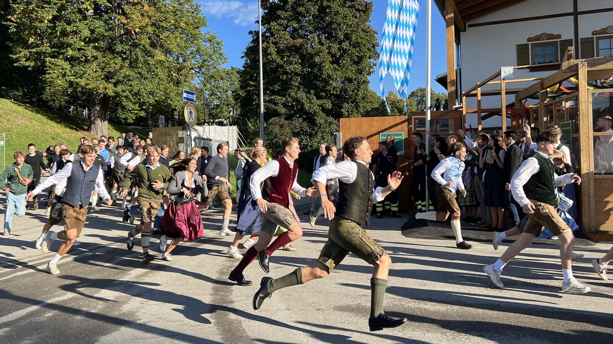 19.09.2025, München - Pünktlich mit dem Glockenschlag der Paulskirche stürmten die ersten Besucher auf die Theresienwiese und sicherten sich Plätze in einem der großen Festzelte. Das 190. Oktoberfest hat begonnen - zunächst noch ohne Bier. | Bild: BR/Julia Binder 19.09.2025, München - Pünktlich mit dem Glockenschlag der Paulskirche stürmten die ersten Besucher auf die Theresienwiese und sicherten sich Plätze in einem der großen Festzelte. Das 190. Oktoberfest hat begonnen - zunächst noch ohne Bier.