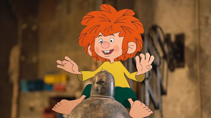 Pumuckl sitzt auf einer Metallglocke. | Bild: © Constantin Film Verleih GmbH/dpa Pumuckl sitzt auf einer Metallglocke.