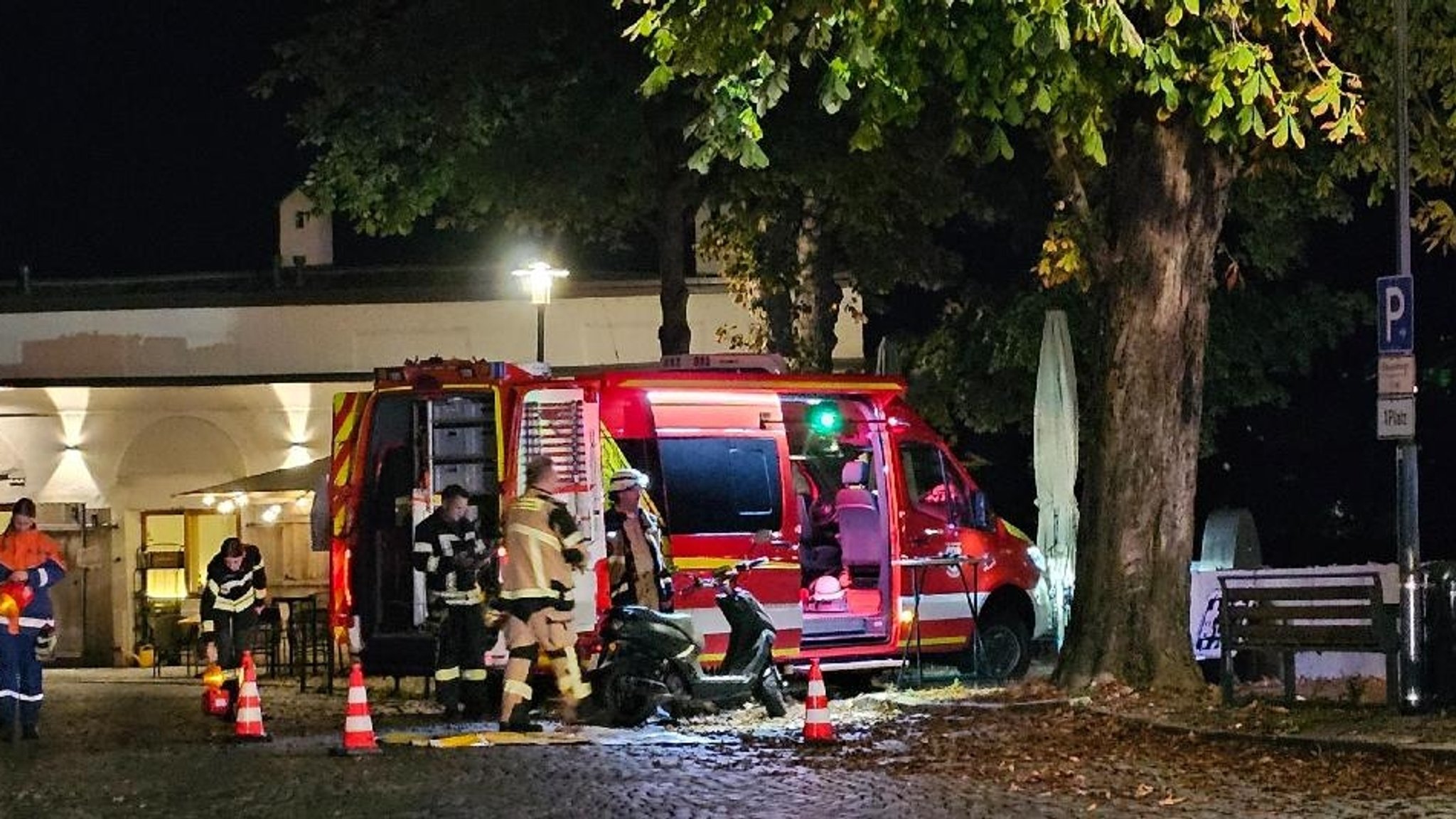 Einsatzkräfte der Feuerwehr im Uferbereich des Inns