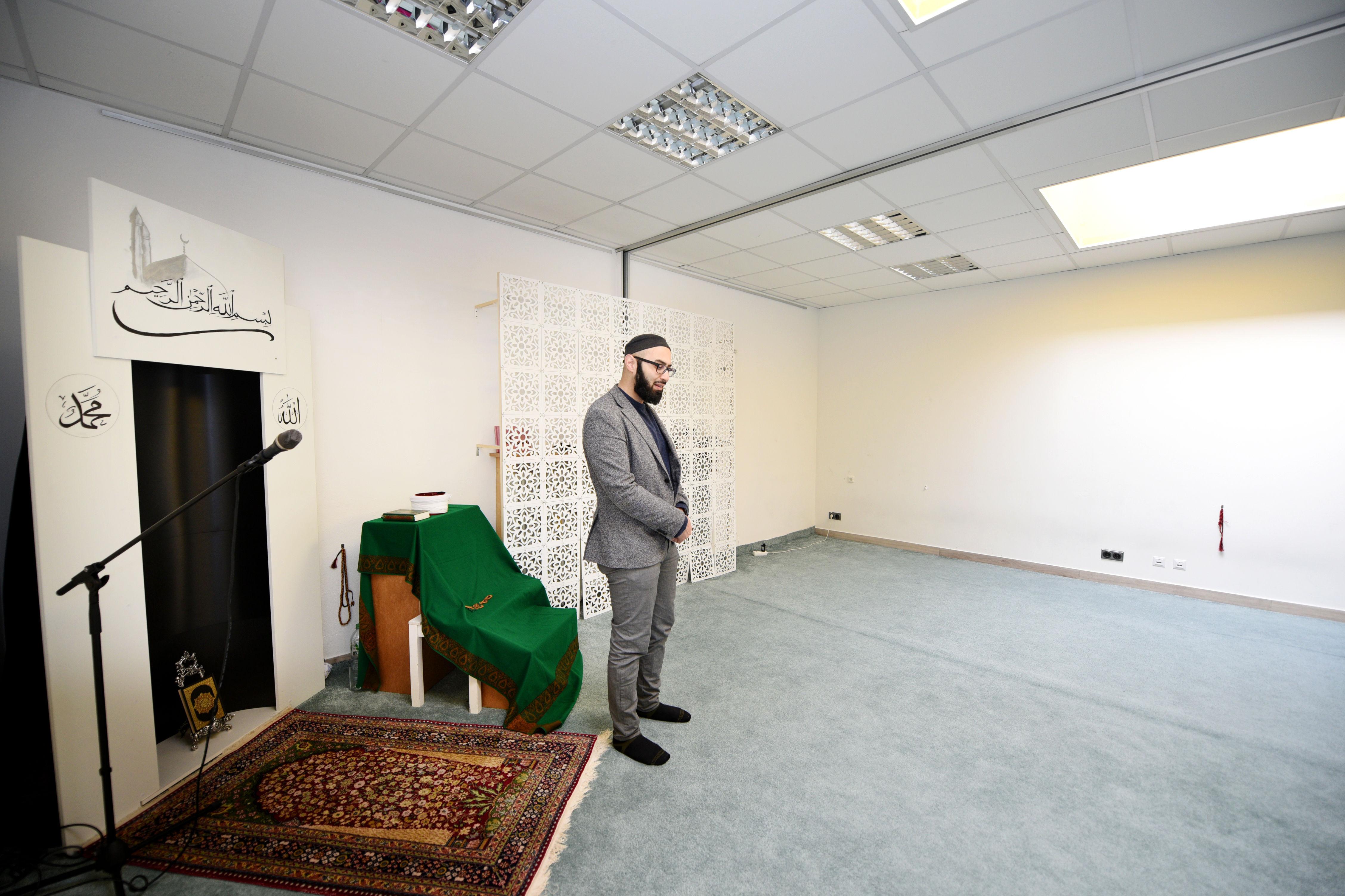 Iman Ahmad Popal steht im Moschee-Gebetsraum der Civitas-Gemeinde an der Implerstraße im Münchner Stadtteil Sendling.