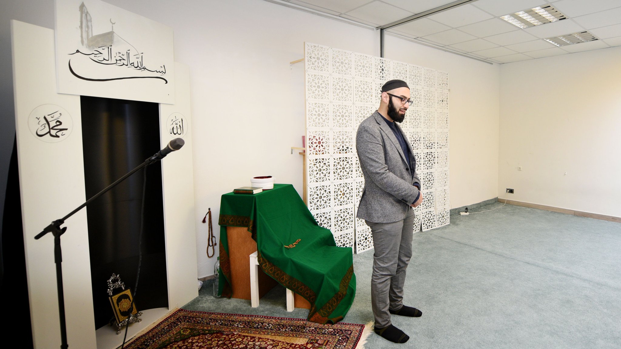 Iman Ahmad Popal steht im Moschee-Gebetsraum der Civitas-Gemeinde an der Implerstraße im Münchner Stadtteil Sendling.