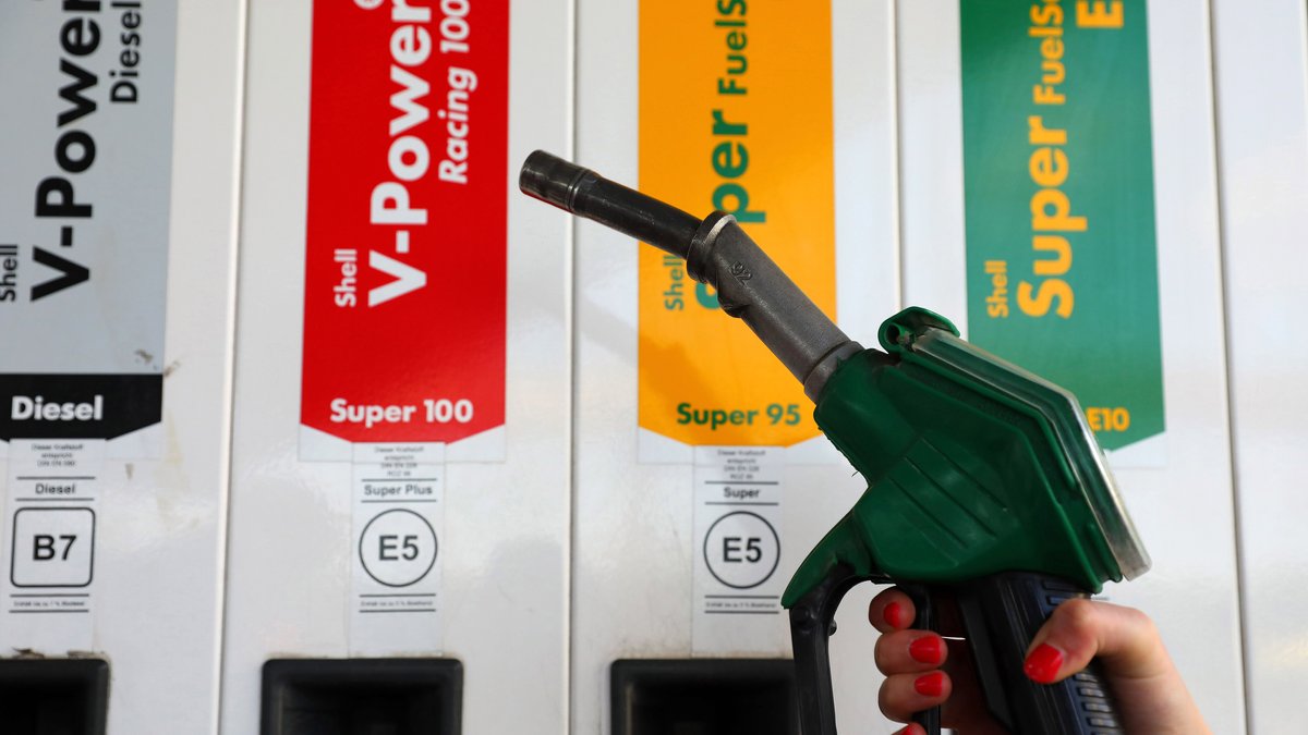 Ein Mensch hält die Zapfpistole an einer Tankstelle in der Hand. | Bild: picture alliance / pressefoto_korb | Micha Korb Ein Mensch hält die Zapfpistole an einer Tankstelle in der Hand.