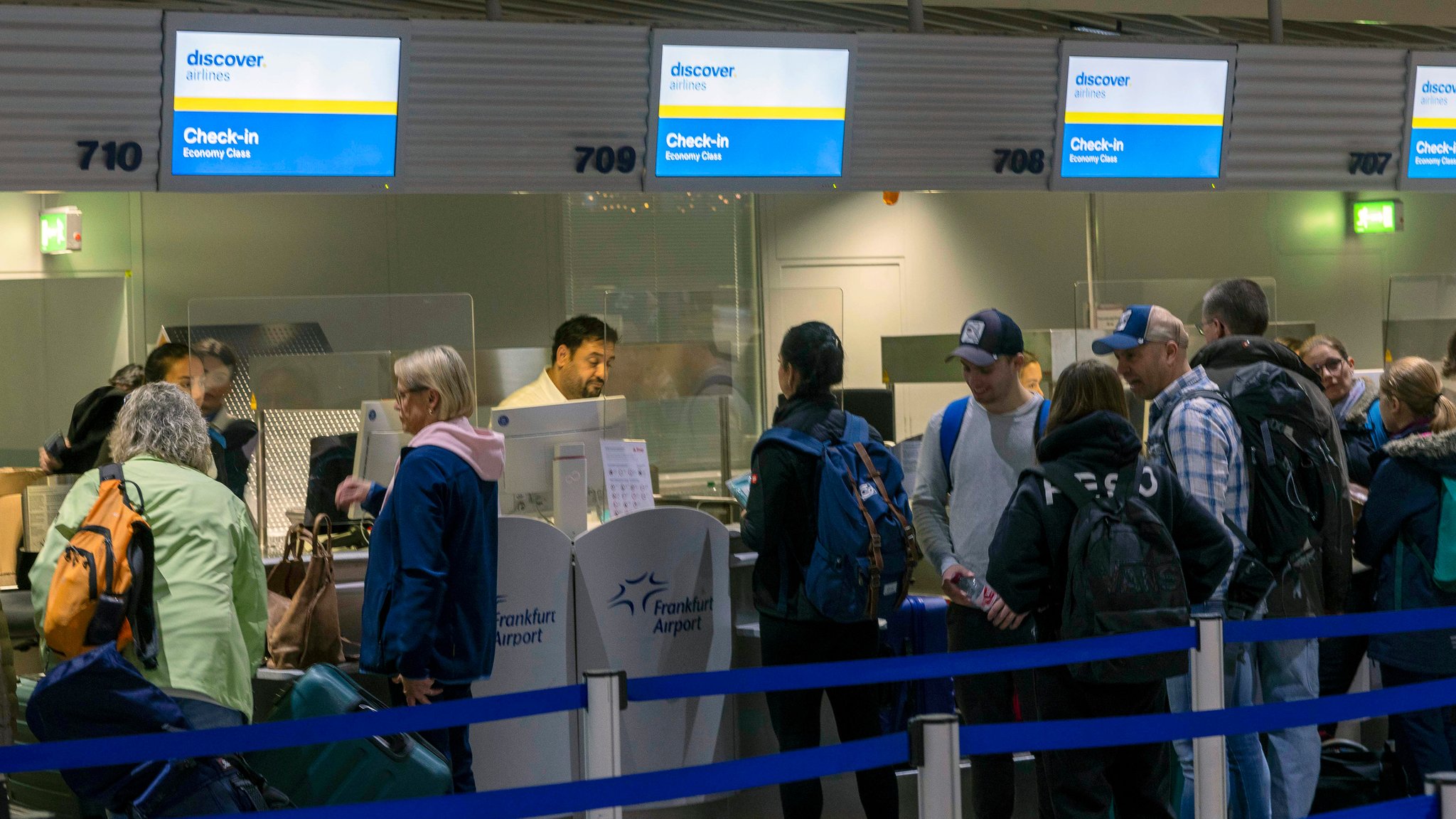 Lange Schlangen vor dem Check-In-Bereich von Discover Airlines am Flughafen Frankfurt am Main.