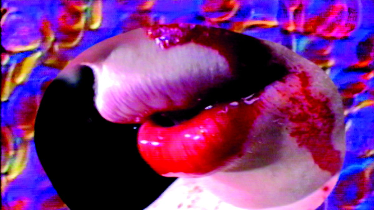 Filmausschnitt mit großem Mund, aus dem rote Farbe quillt | Bild: Pipilotti Rist, VG Bild-Kunst Bonn, 2024/25 / Courtesy Sammlung Goetz, München Filmausschnitt mit großem Mund, aus dem rote Farbe quillt