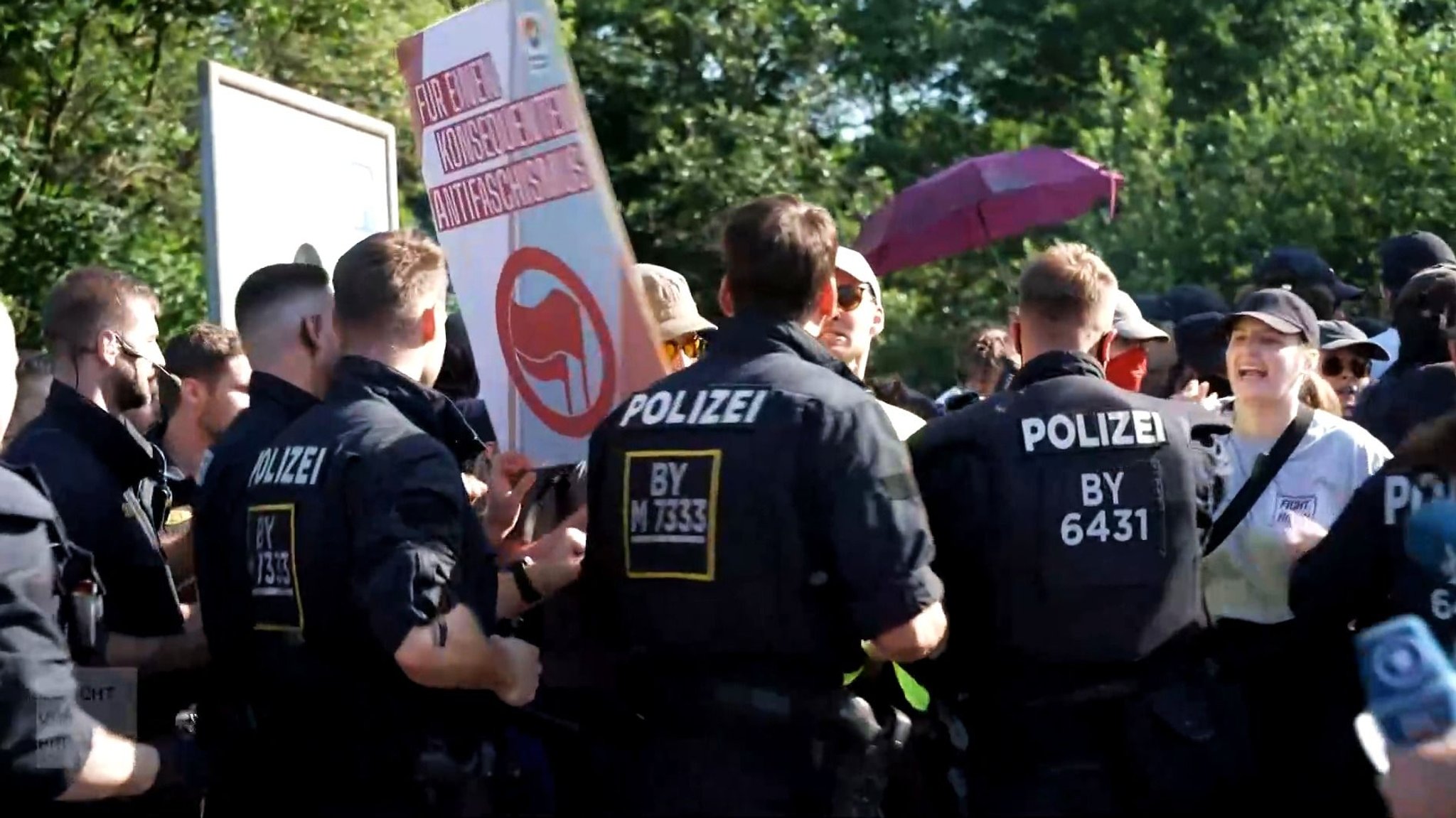 Tausende Menschen, ein Großaufgebot der Polizei und mehrere Demonstrationen: Rund um den AfD-Landesparteitag war in Passau einiges los. Wie die Einsatzkräfte das Wochenende bewerten und wo es zu Problemen kam. | Bild: Bayerischer Rundfunk 2026 Tausende Menschen, ein Großaufgebot der Polizei und mehrere Demonstrationen: Rund um den AfD-Landesparteitag war in Passau einiges los. Wie die Einsatzkräfte das Wochenende bewerten und wo es zu Problemen kam.