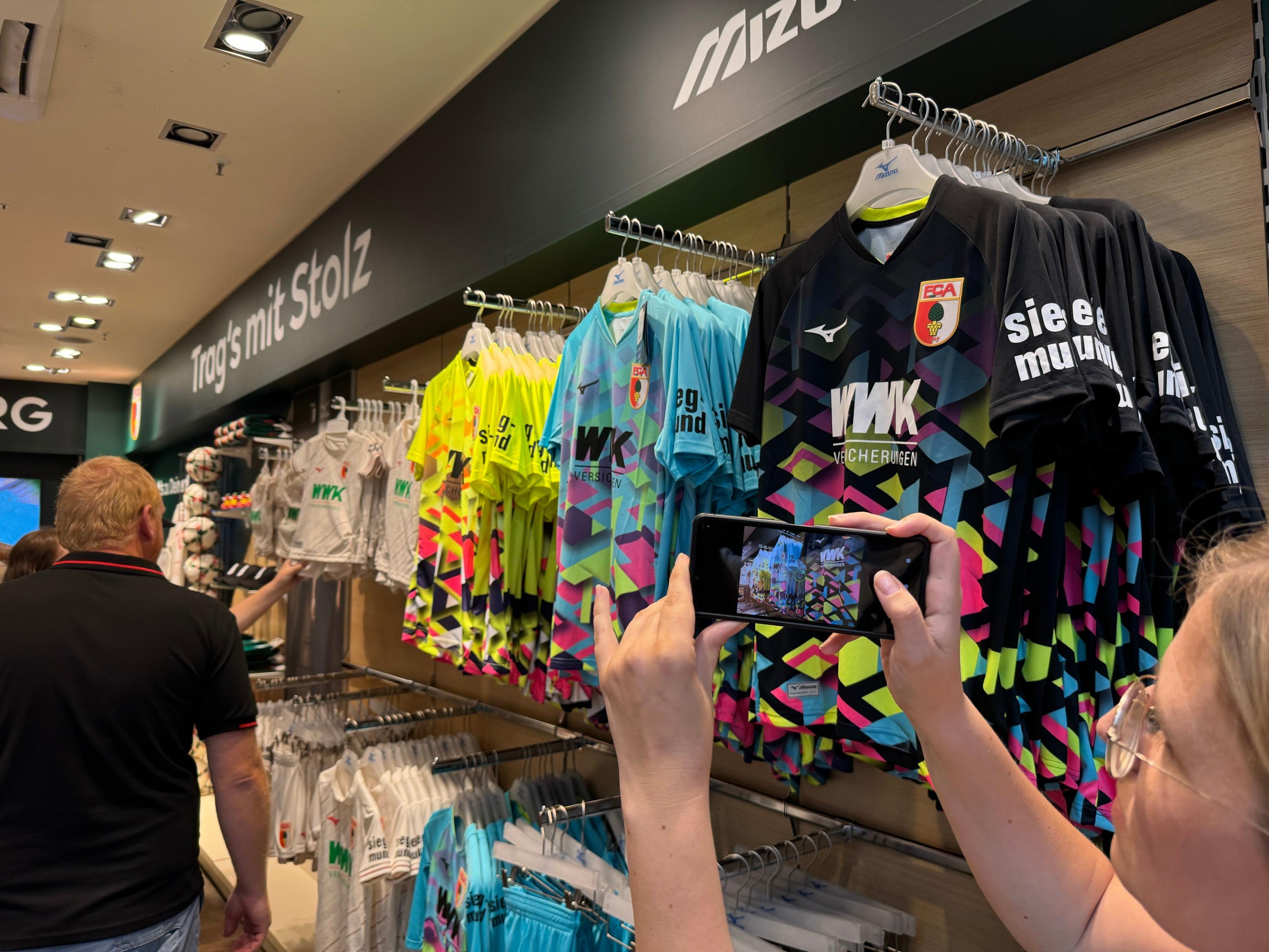 Im neuen Pop-up-Store in der Augsburger City-Galerie hängen sie schon: die neuen Heimtrikots des FC Augsburg für die kommende Saison.