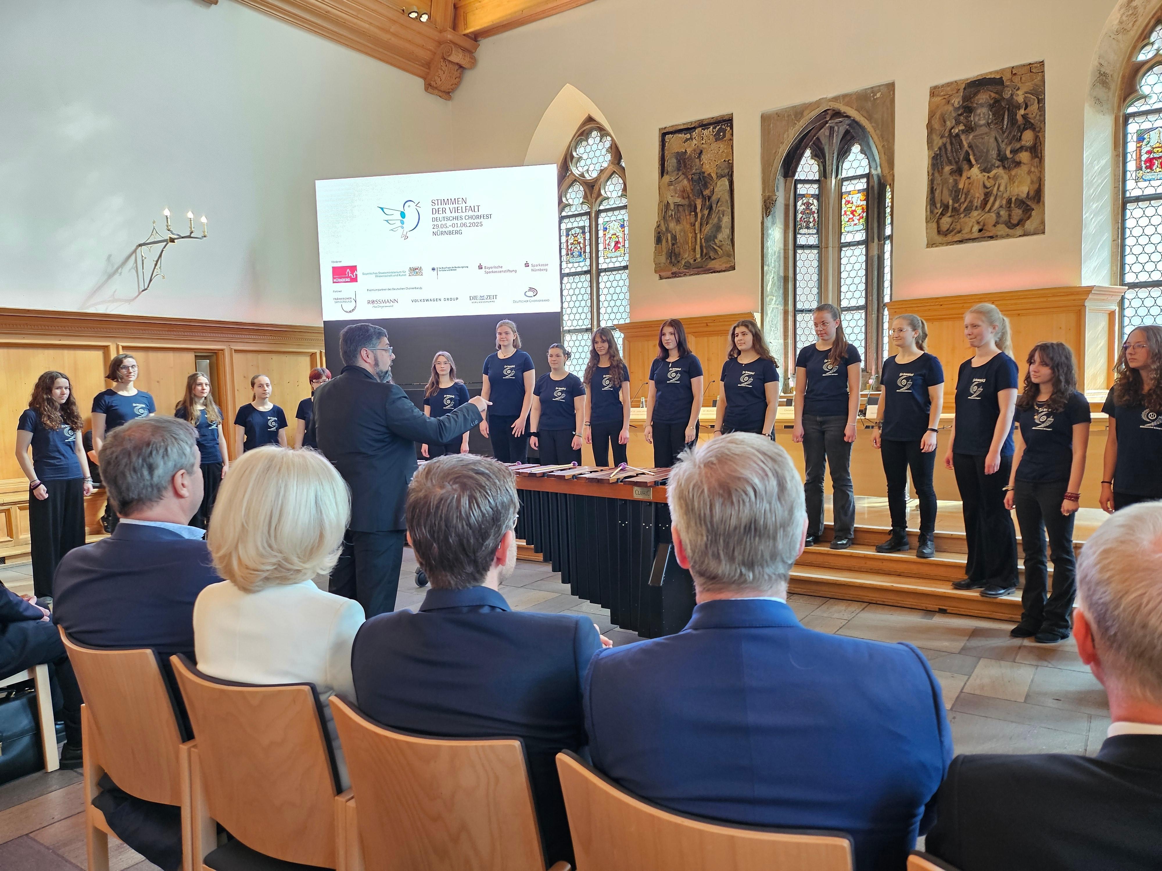 Ein Mädchenchor singt im Historischen Rathaussaal in Nürnberg