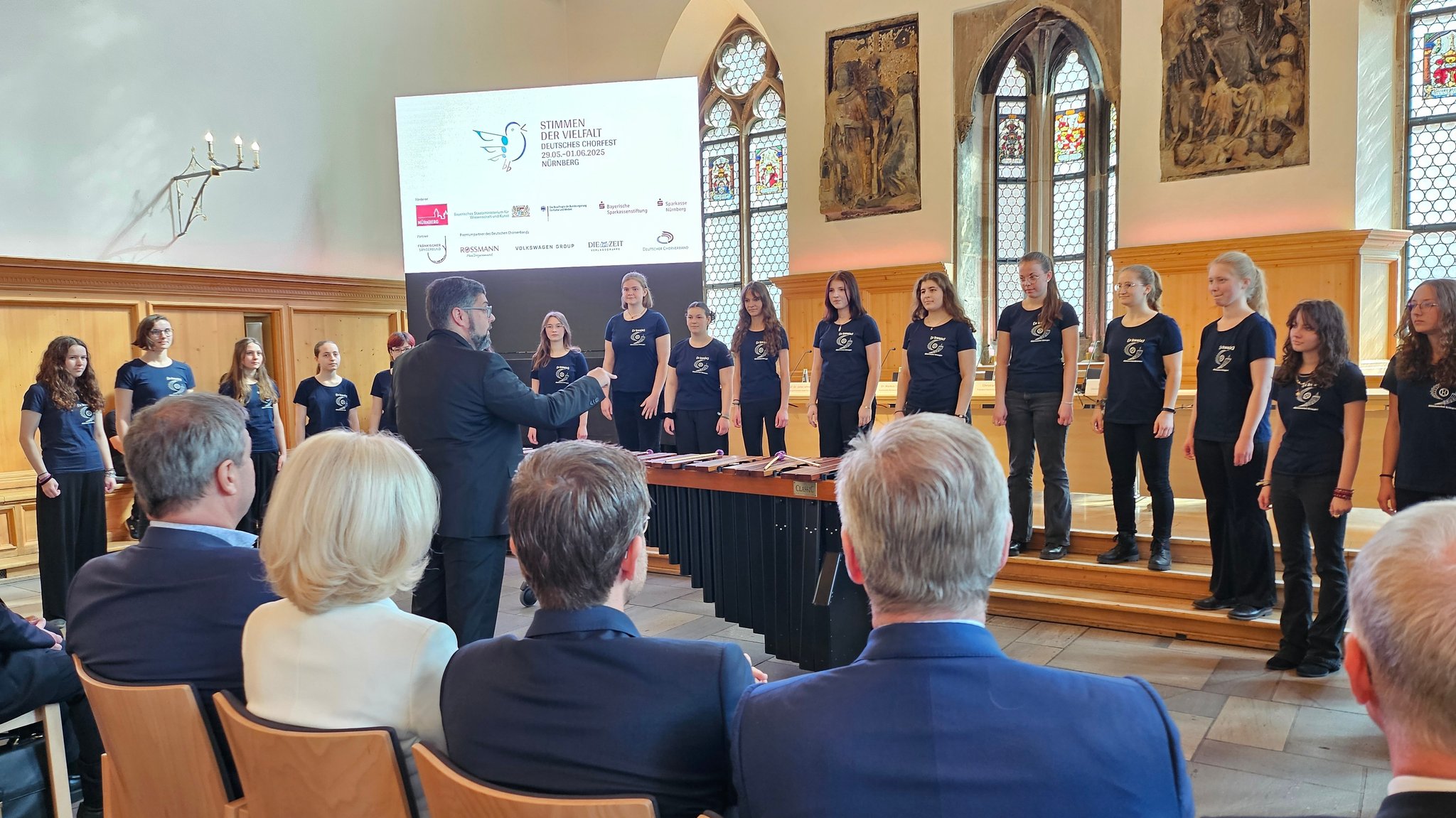 Ein Mädchenchor singt im Historischen Rathaussaal in Nürnberg