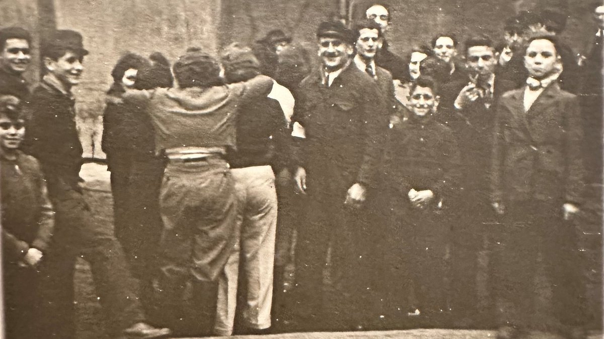 Schwarz-Weiß-Foto einer lachenden Menschengruppe