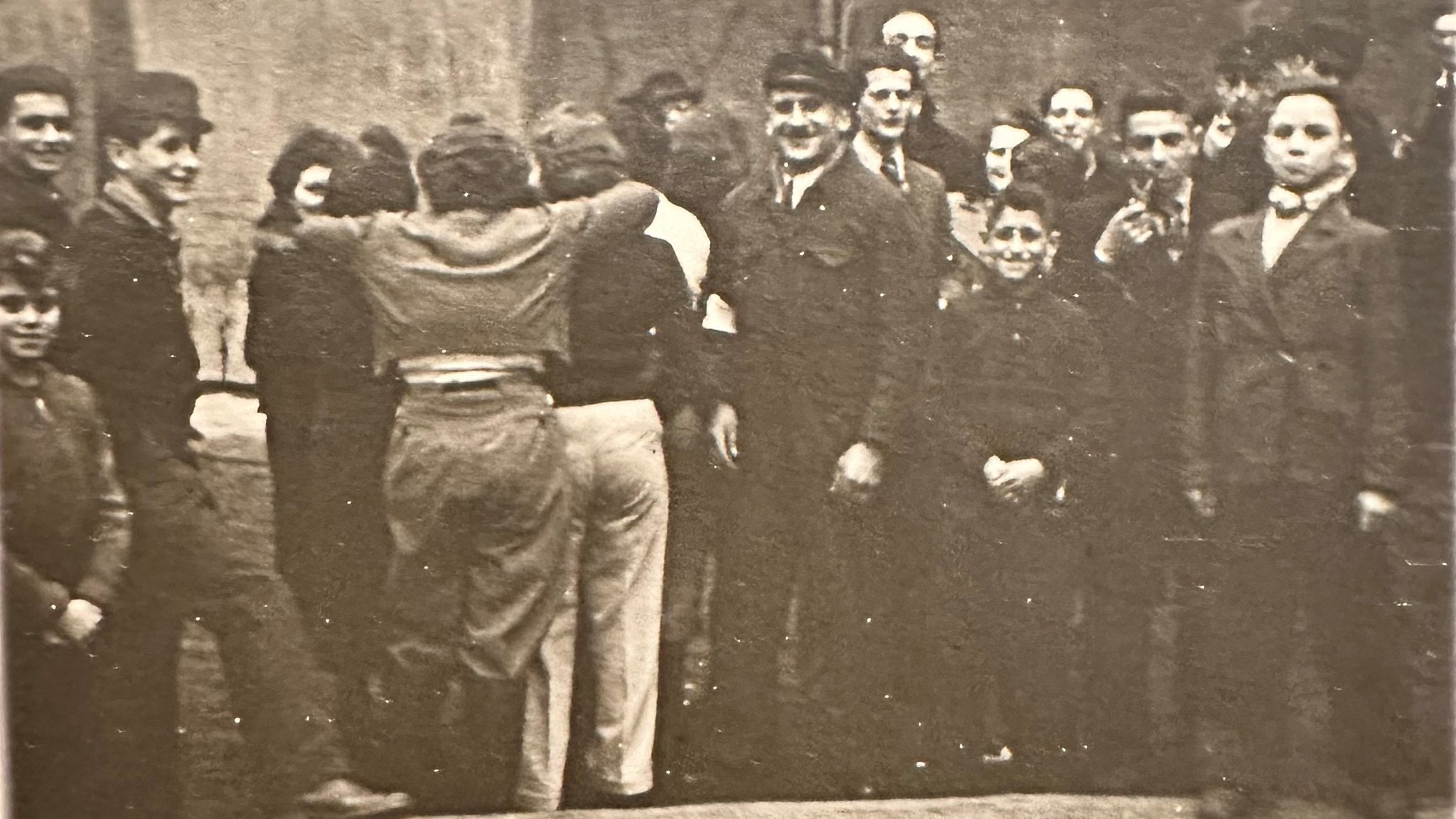 Schwarz-Weiß-Foto einer lachenden Menschengruppe | Bild: Sammlung Inge Berger Schwarz-Weiß-Foto einer lachenden Menschengruppe