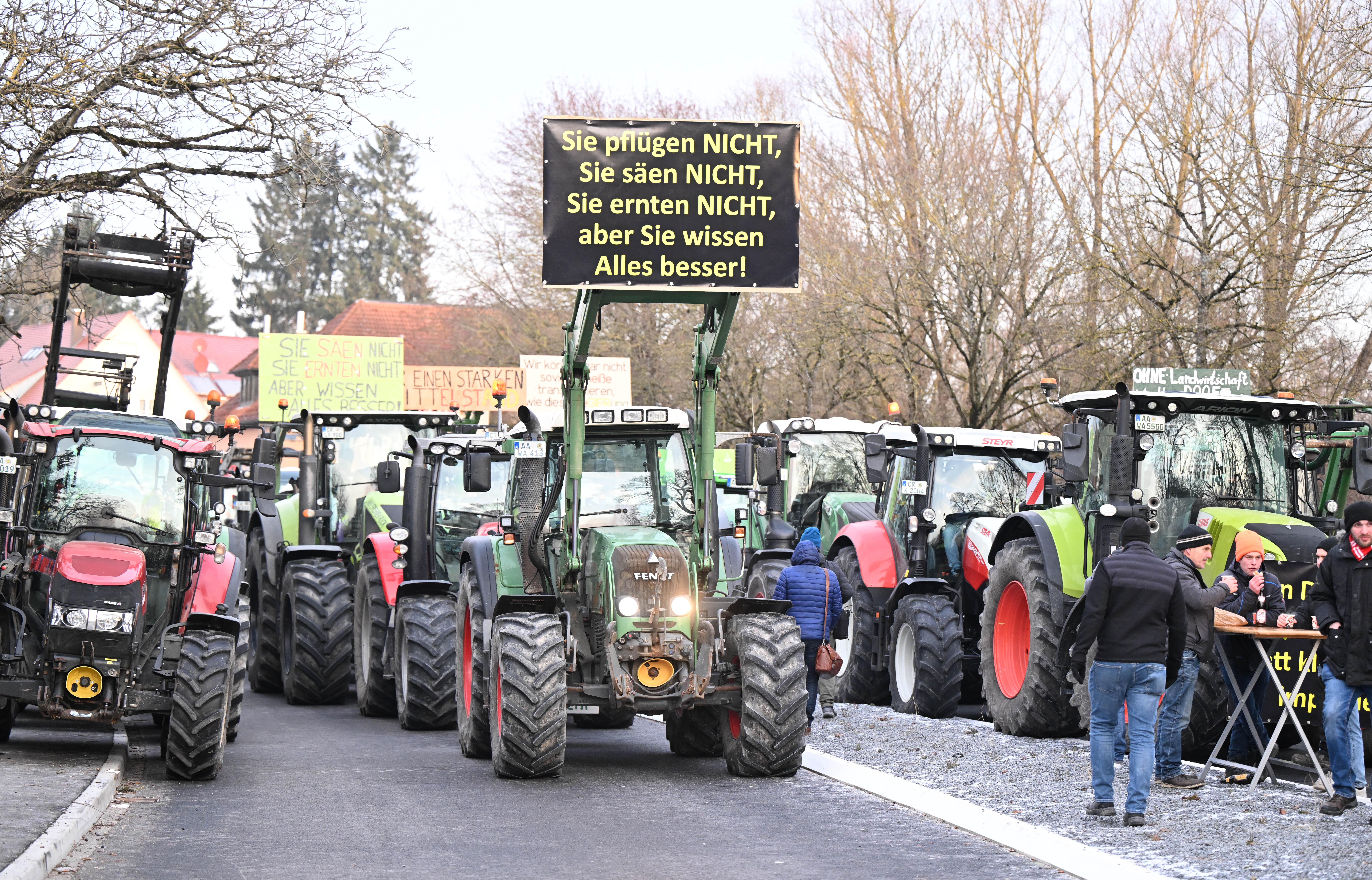 Landwirte demonstrieren mit Traktoren und Plakaten gegen die Agrarpolitik der Bundesregierung